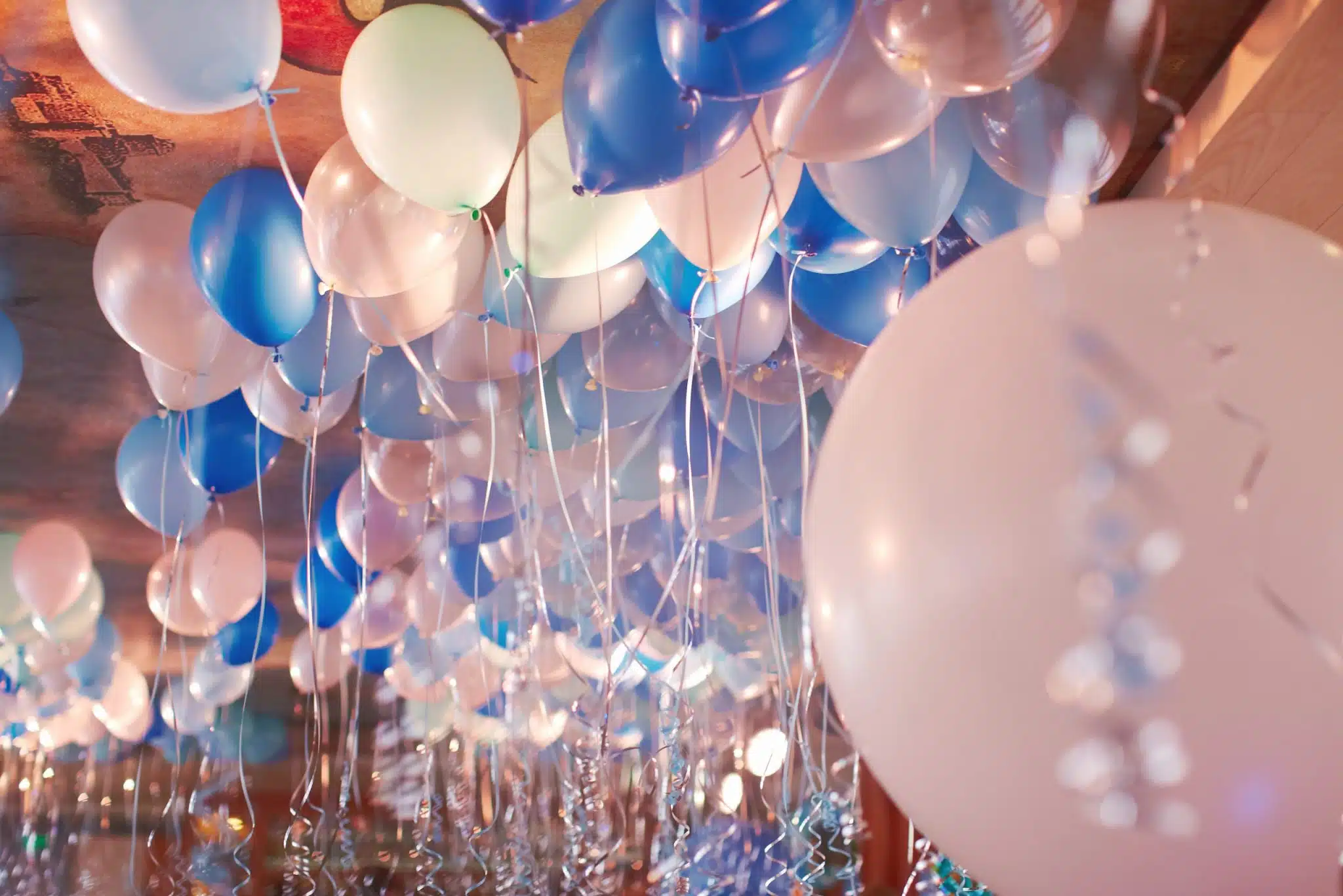 ballons au plafond en hélium