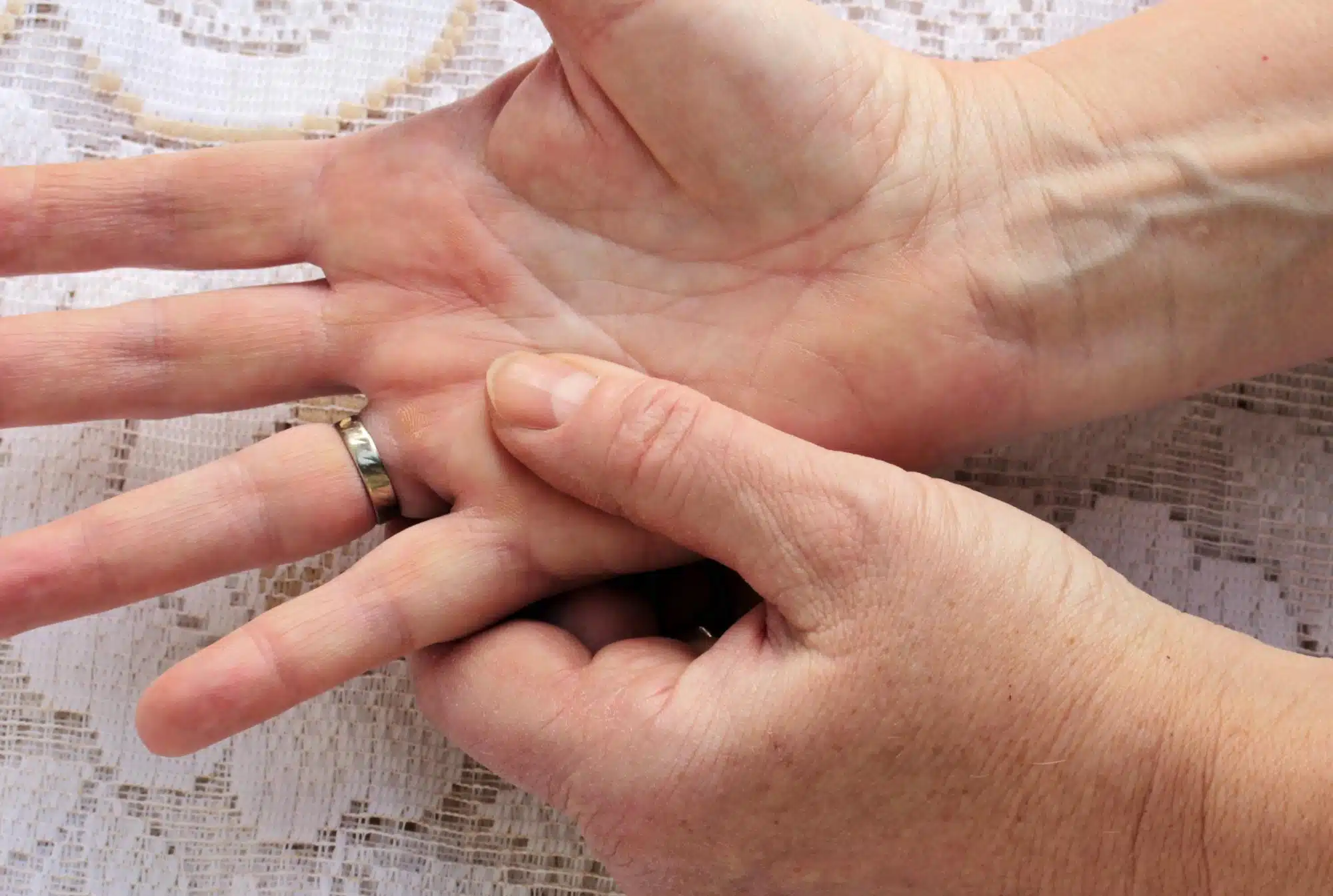Pourquoi votre bague tourne-t-elle Causes et solutions pour y remédier