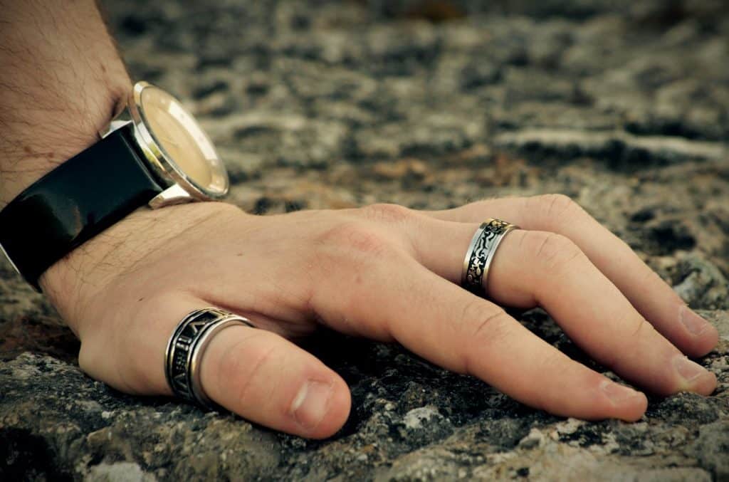 Signification Bague Au Pouce Homme Anneau de pouce : pourquoi en porter