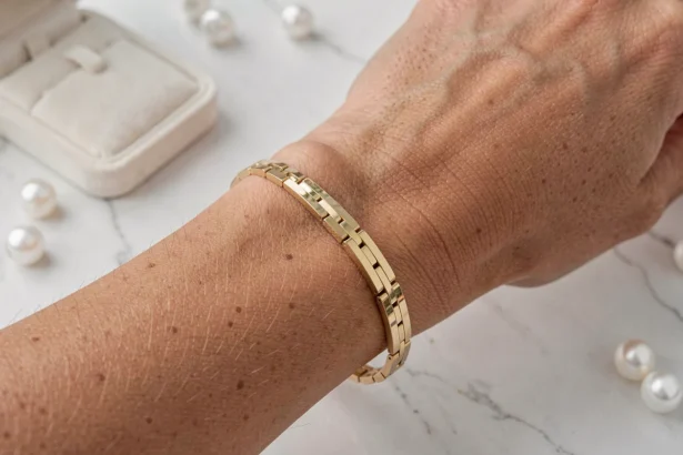 Bracelet femme La Vie en Or en or jaune avec finition brossée et polie sur fond marbre blanc