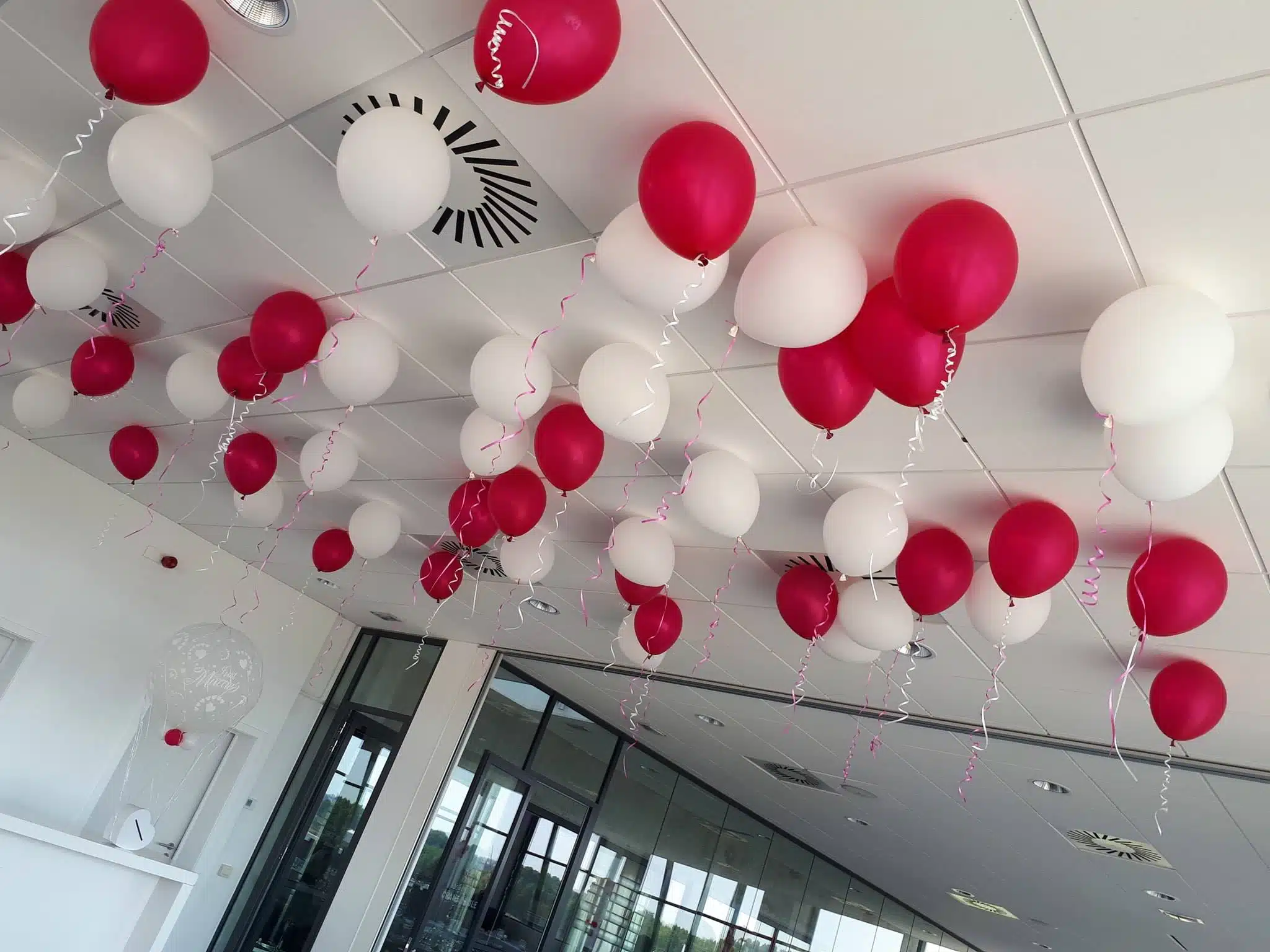ballons au plafond en hélium